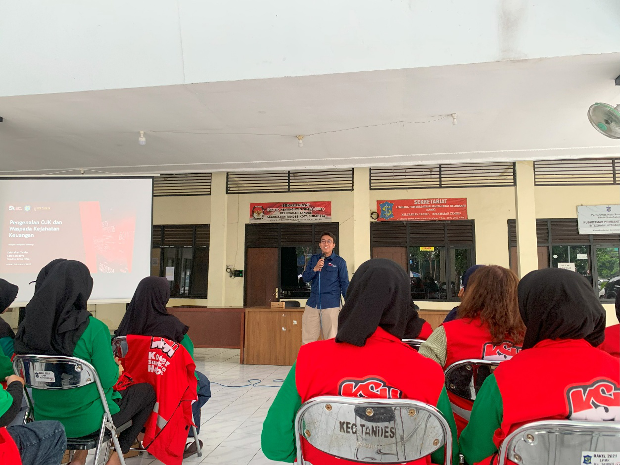 Perwakilan Otoritas Jasa Keuangan (OJK) Jawa Timur menyampaikan materi tentang pinjaman online kepada warga Kelurahan Tandes, Surabaya, dalam kegiatan sosialisasi yang diadakan bersama mahasiswa KKN-BBK UNAIR pada Jumat (24/01/2025). (doc. Istimewa)