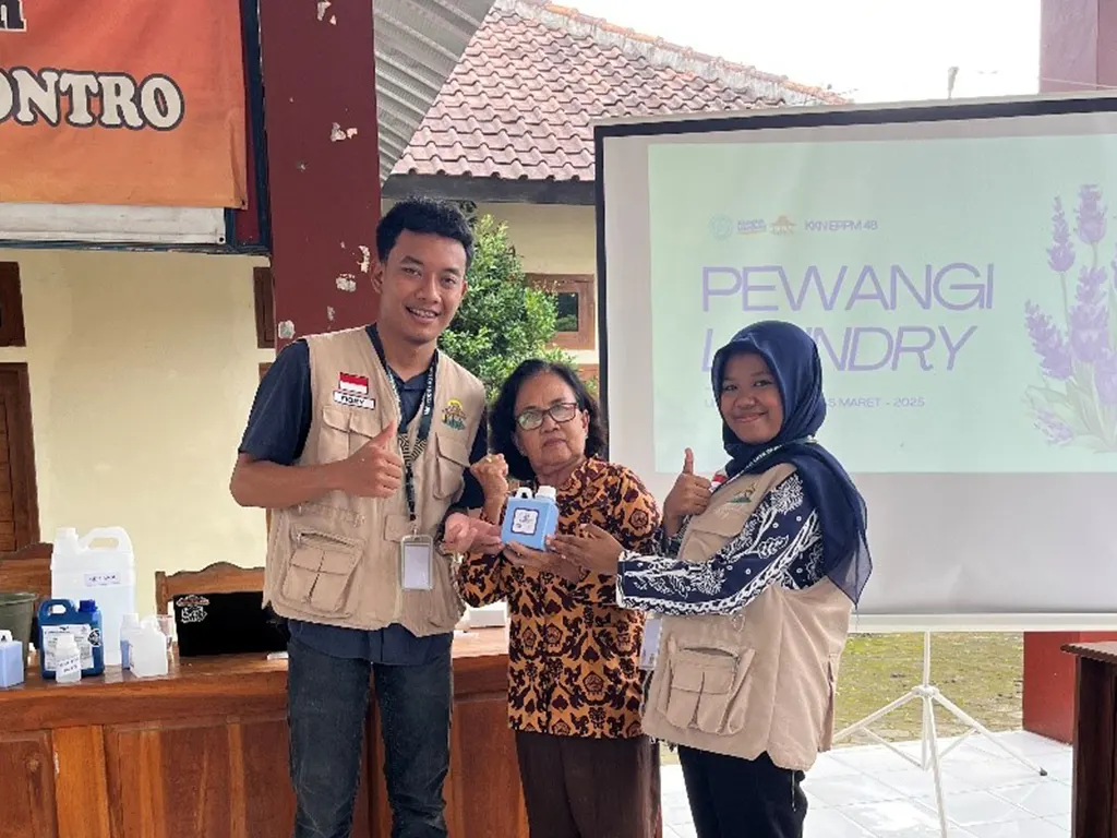 Perwakilan mahasiswa KKN UNS 129 dan peserta sambil memegang hasil pembutan pewangi laundry. (doc. KKN UNS 129)