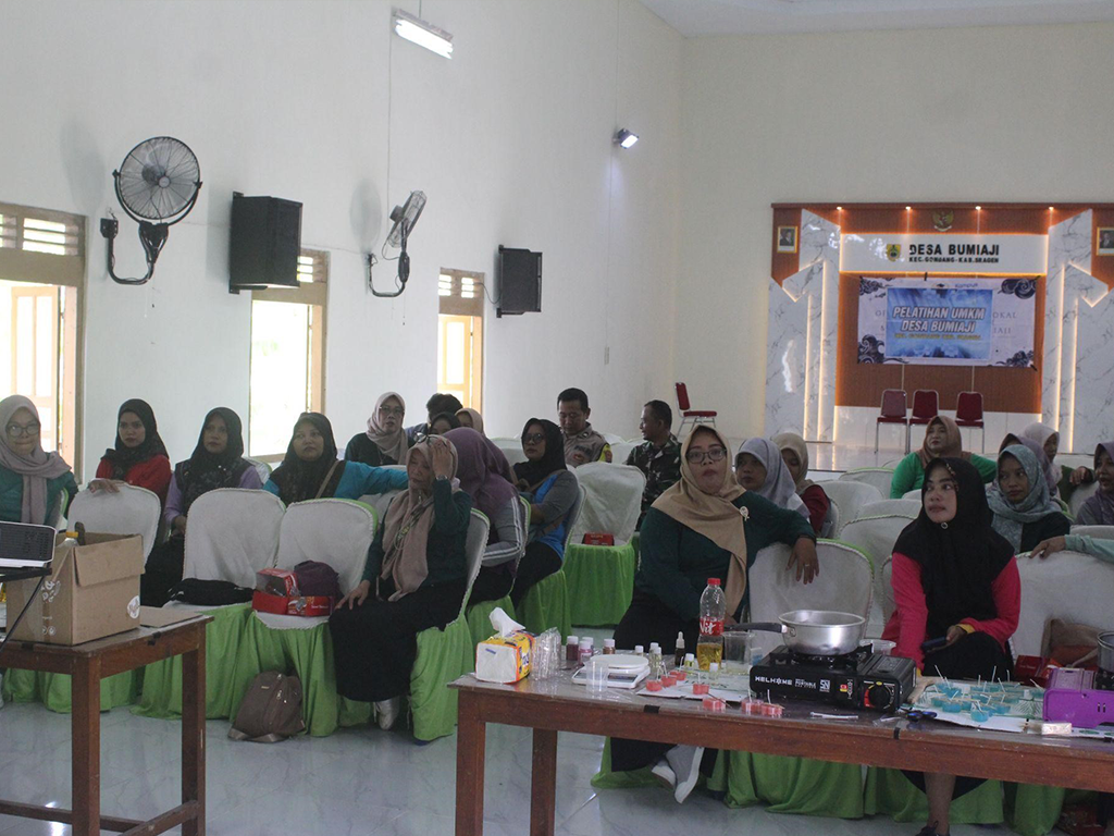 Peserta pelatihan pengolahan minyak jelantah menjadi lilin ramah lingkungan. (doc. KKN UNS 92)