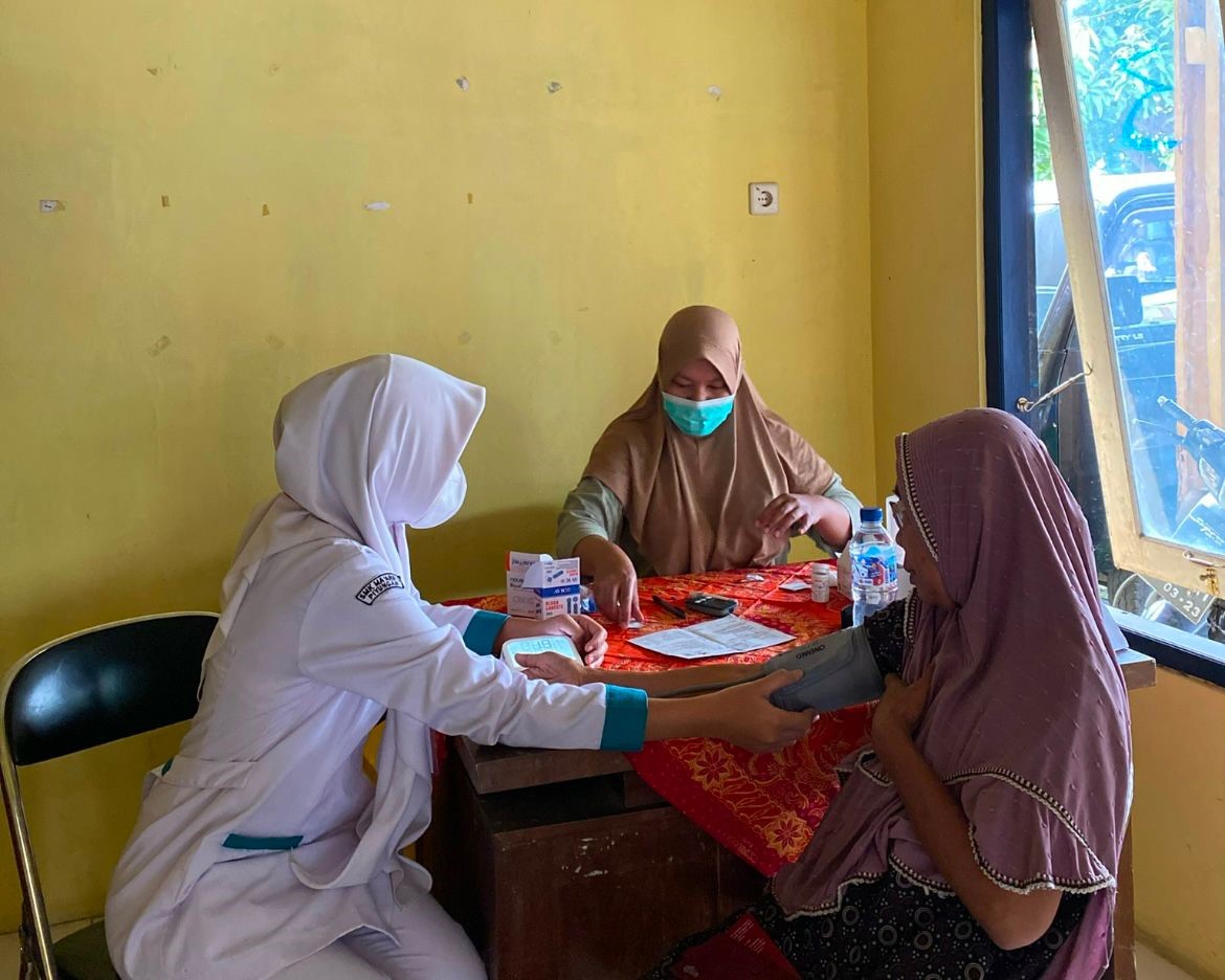 Petugas kesehatan dari Puskesmas Piyungan sedang melakukan cek tensi kepada peserta cek kesehatan pada Sabtu (8/2/2025). (doc. KKN UMBY kelompok 28)