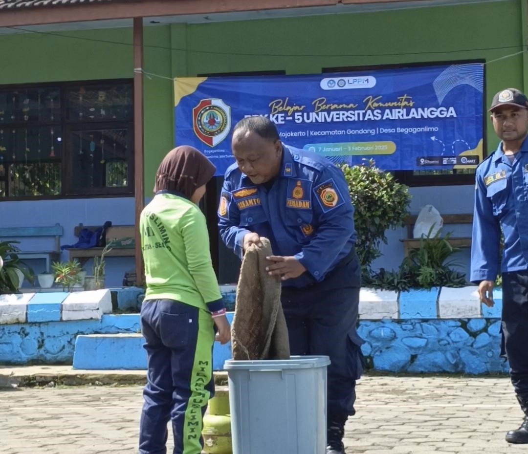 Praktek pemadaman api di SDN Begaganlimo. (doc.Pribadi)