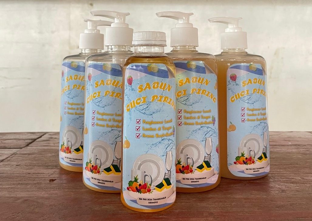 Produk hasil Pelaksanaan Program Kerja Pemberdayaan Perempuan: Pembuatan Sabun Cair dari Minyak Jelantah pada hari Jumat (24/01/2025) di Balai Desa Tawangharjo. (doc.KKN UNS 121)
