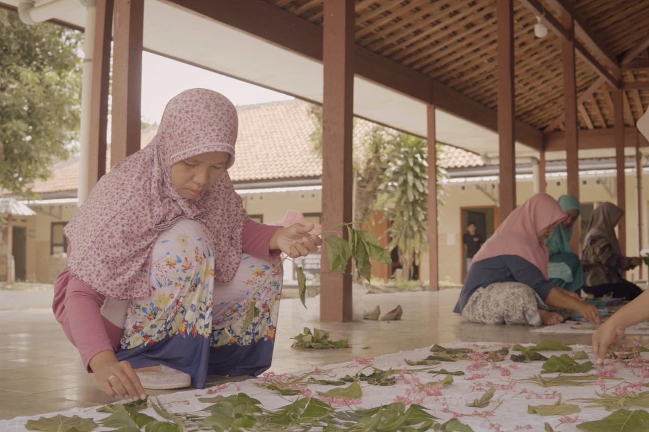Proses Pembuatan Batik Ecoprint. (doc. KKN 12 UNS)