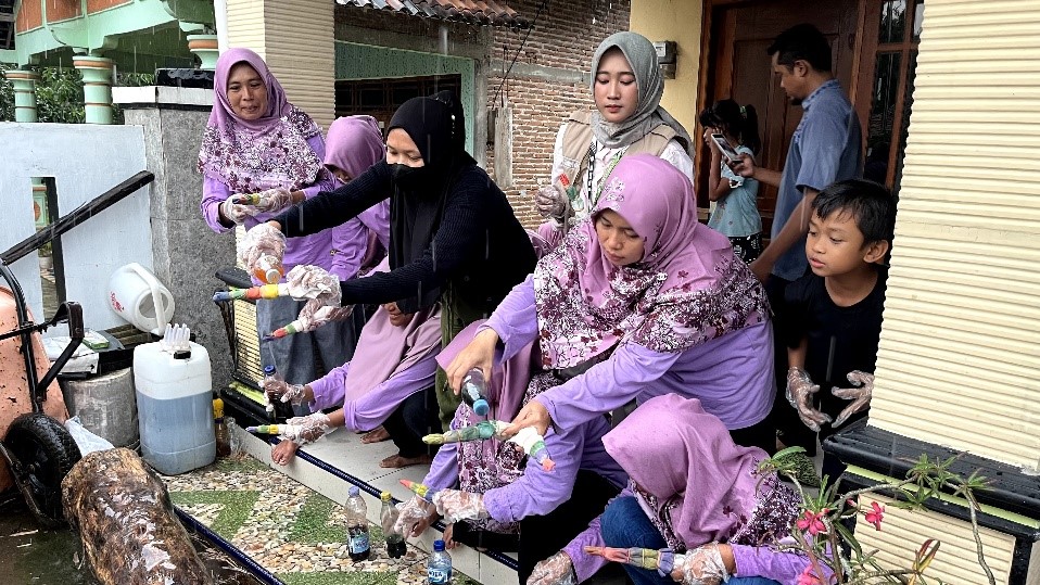 Proses Pewarnaan Tote Bag Dengan Teknik Jumputan. Sabtu (08/02/25). (doc. KKN 86 UNS)