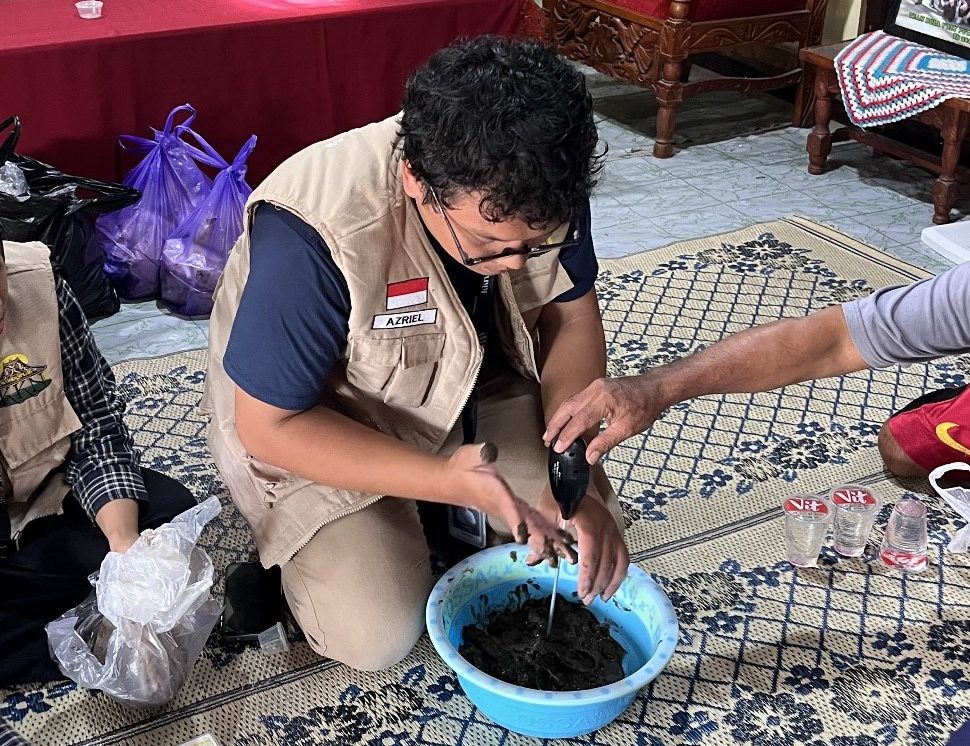 Proses pembuatan POC. (doc. KKN UNS 129)