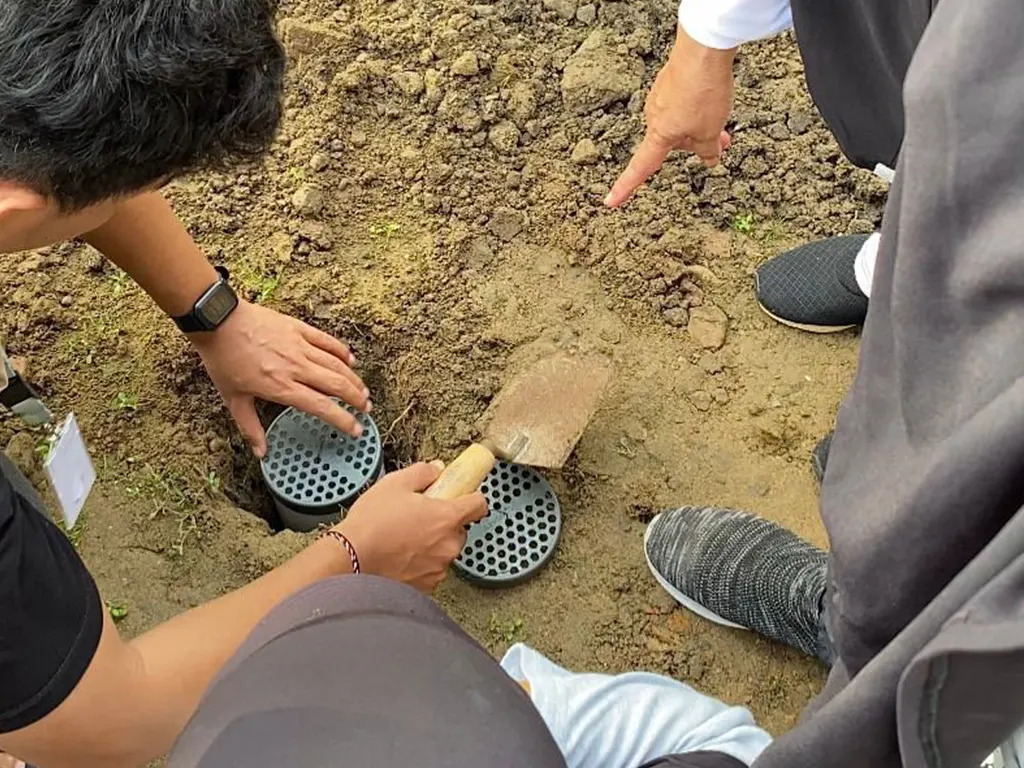 Proses pembuatan lubang biopori. (doc. KKN UNS 37)