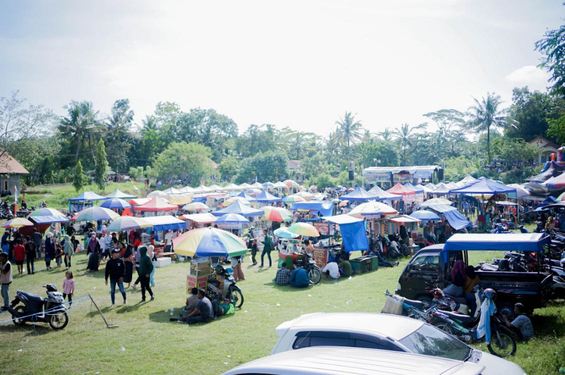 Puluhan tenda UMKM dan unit mainan ikut meramaikan Festival Jangrana. (doc. KKN UNS 22)