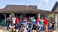Tim KKN UNS foto bersama peserta sosialisasi dan demonstrasi pembuatan paving block dari sampah plastik. (doc. Tim KKN UNS EPPM 18) Tim KKN UNS foto bersama peserta sosialisasi dan demonstrasi pembuatan paving block dari sampah plastik. (doc. Tim KKN UNS EPPM 18)