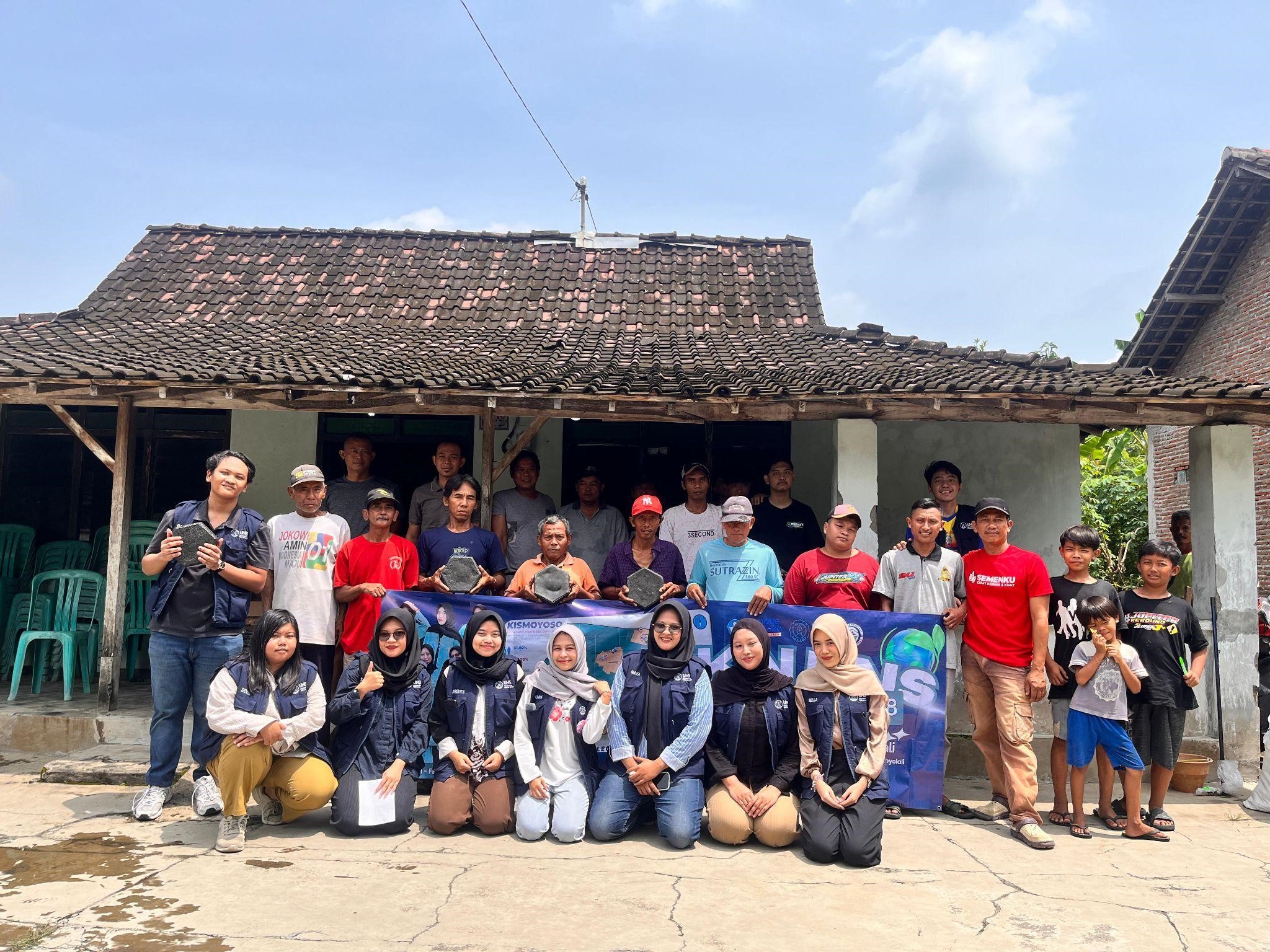Tim KKN UNS foto bersama peserta sosialisasi dan demonstrasi pembuatan paving block dari sampah plastik. (doc. Tim KKN UNS EPPM 18)