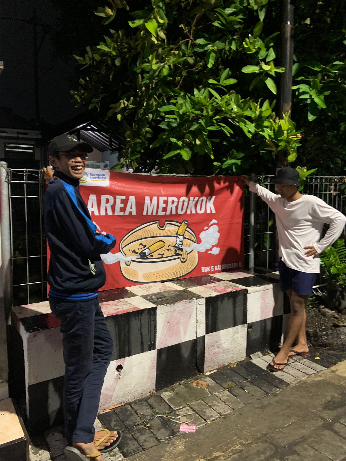 Pemasangan banner untuk area merokok. (doc. Pribadi)