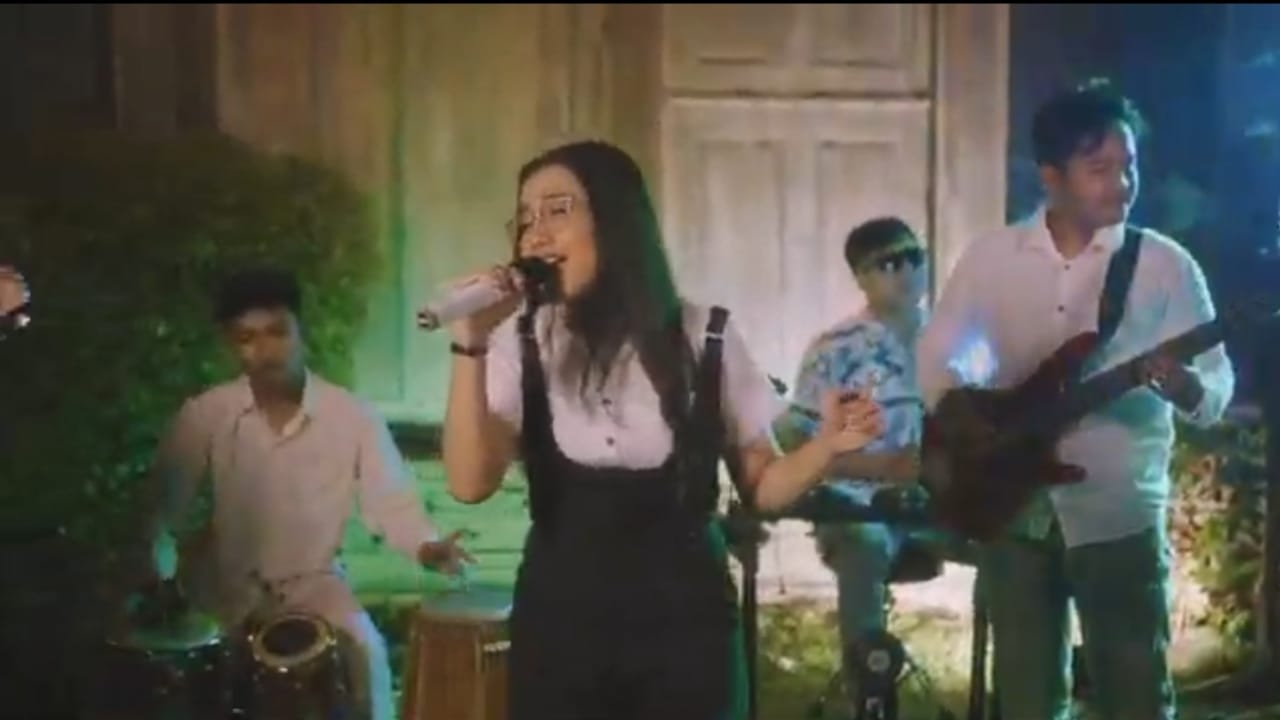 Nindy Sukma saat perform single terbaru "tetep bakoh". (doc. Pribadi)