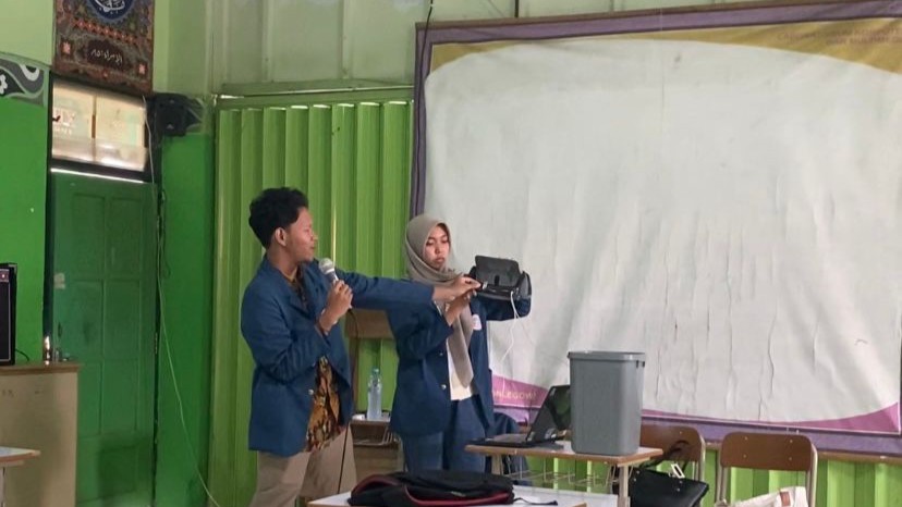 Stevanus Saut H.G. saat menjelaskan komponen dari tempat sampah cerdas. (doc. Pribadi)