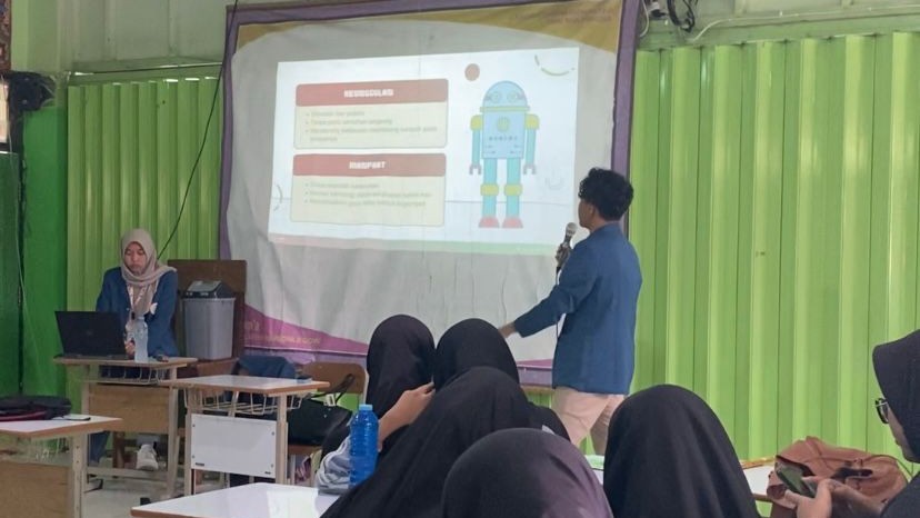 Stevanus Saut H.G. saat memaparkan materi tentang mekanisme kerja tempat sampah cerdas yang telah dikembangkan oleh timnya. (doc. Pribadi)