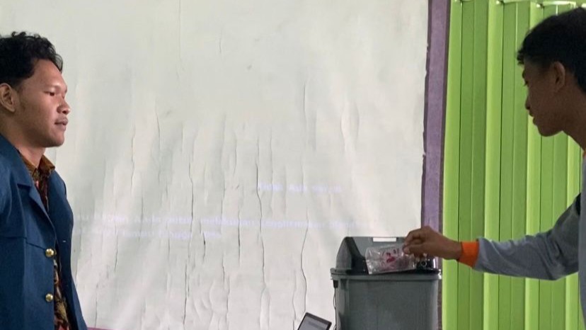 Ujicoba penggu8nakan tempat sampah cerdas. (doc. Pribadi)
