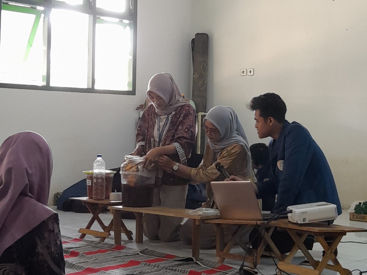 Demonstrasi pembuatan eco-enzyme. (doc. Pribadi)