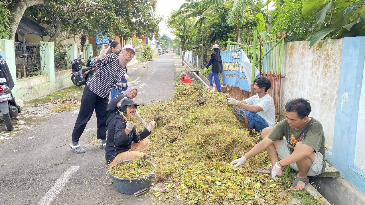 Kegiatan pemisahan sampah kering di Demplot KWT Desa Trosemi Selasa (14/1/2025). (doc. KKN 105 UNS)