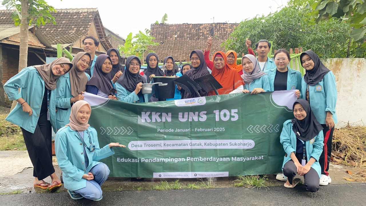 Foto bersama anggota Kelompok Wanita Tani (KWT) Handayani Lestari Kamis (23/01/2025). (doc. KKN 105 UNS) Foto bersama anggota Kelompok Wanita Tani (KWT) Handayani Lestari Kamis (23/01/2025). (doc. KKN 105 UNS)