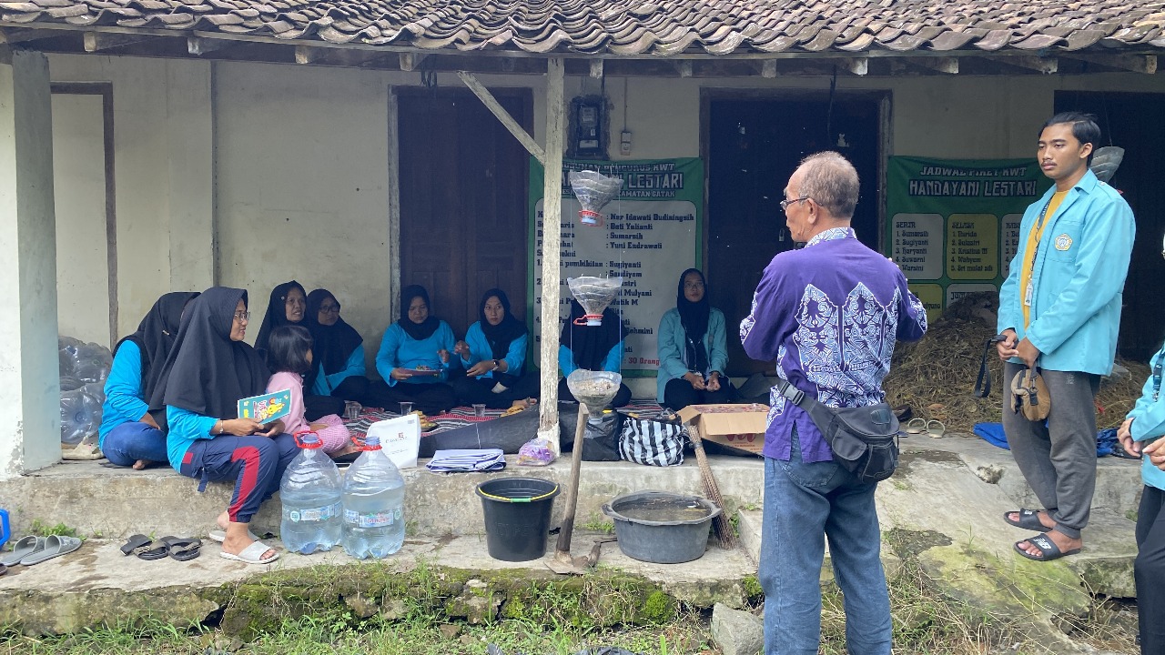 Pemberian materi pembuatan pupuk kompos oleh narasumber di Demplot KWT Rabu (15/1/2025. (doc. KKN 105 UNS)