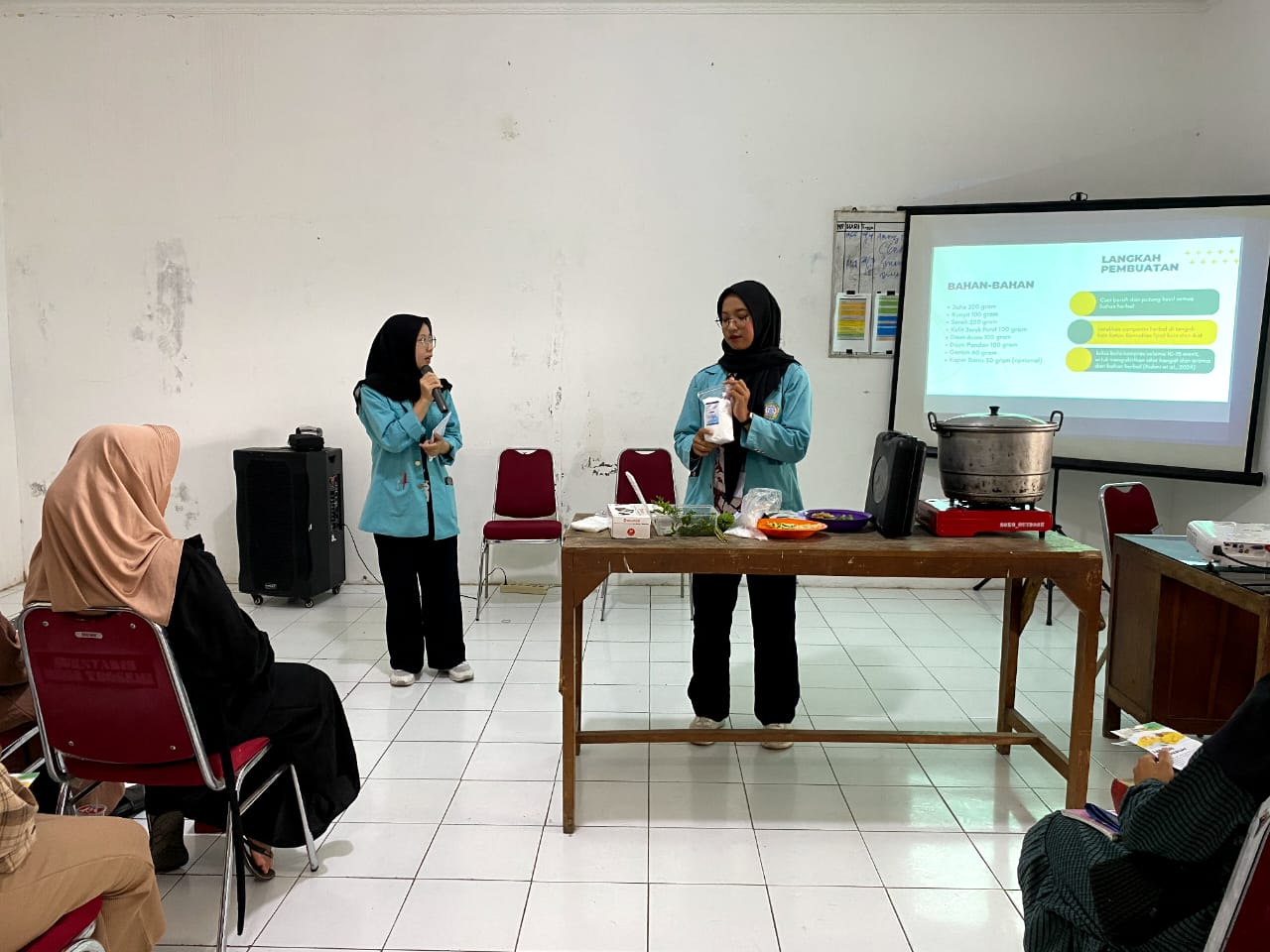 Demonstrasi pembuatan hot herbal compress Sabtu (1/2/2025). (doc. KKN 105 UNS)