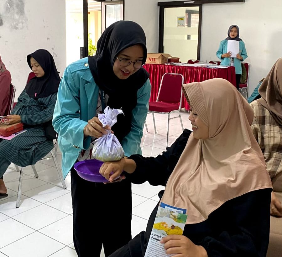 Percobaan hasil pembuatan hot herbal compress kepada salah satu ibu hamil Sabtu (01/02/2025). (doc. KKN 105 UNS)