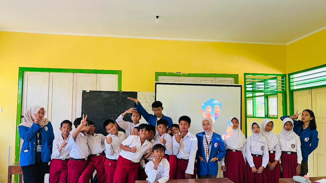 Dokumentasi bersama setelah sosialiasi Kecerdasan Buatan (AI) di SD Semuten, Desa Jatimulyo, Kecamatan Dlingo, Kabupaten Bantul, pada Kamis (6/2/2025). (doc. KKN UMBY kelompok 24)