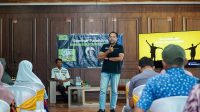 Rizqi Tajuddin memberikan materi pada peserta seminar parenting (dok. Sekolah Pelangi Alam Ponorogo)