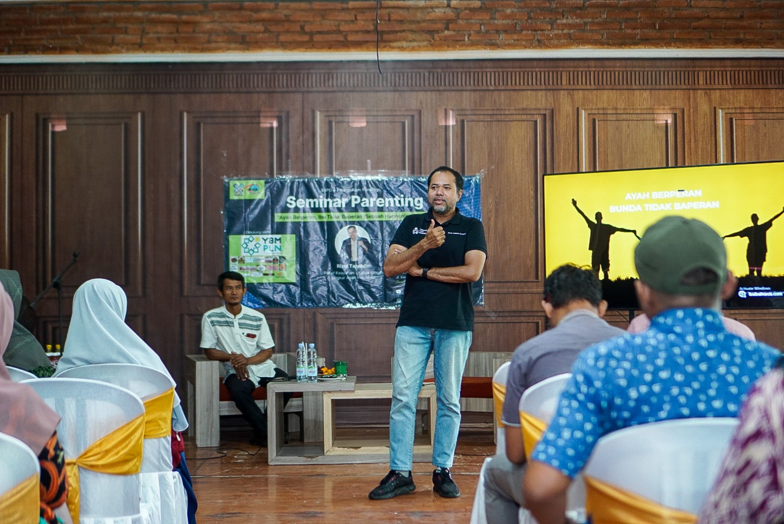 Rizqi Tajuddin memberikan materi pada peserta seminar parenting (dok. Sekolah Pelangi Alam Ponorogo)