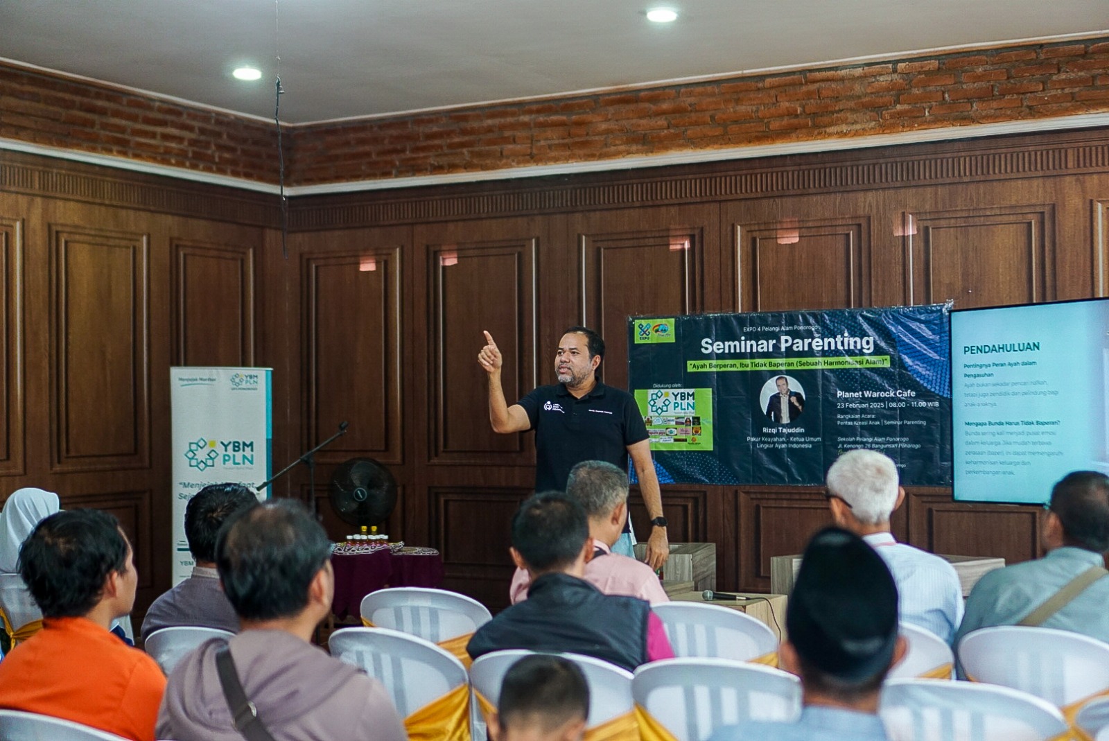 Rizqi Tajuddin memberikan materi pada peserta seminar parenting (dok. Sekolah Pelangi Alam Ponorogo)