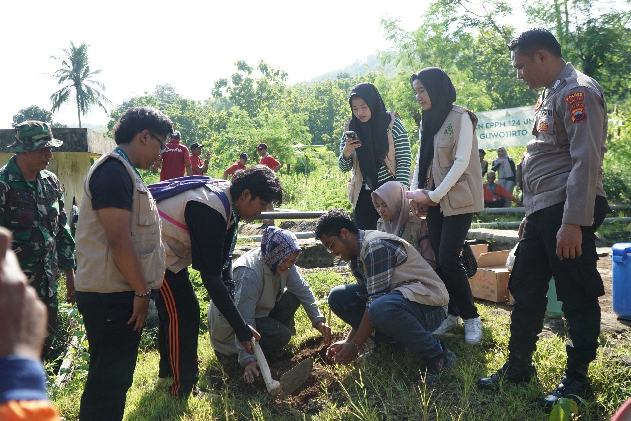 Dokumentasi Pelaksanaan Program Kerja Optimalisasi Konservasi Sumber Mata Air di Guwotirto melalui Penanaman Alpukat Berbasis Pemberdayaan Masyarakat oleh Tim KKN EPPM UNS 124 Desa Guwotirto. (doc. KKN EPPM UNS 124 Desa Guwotirto)