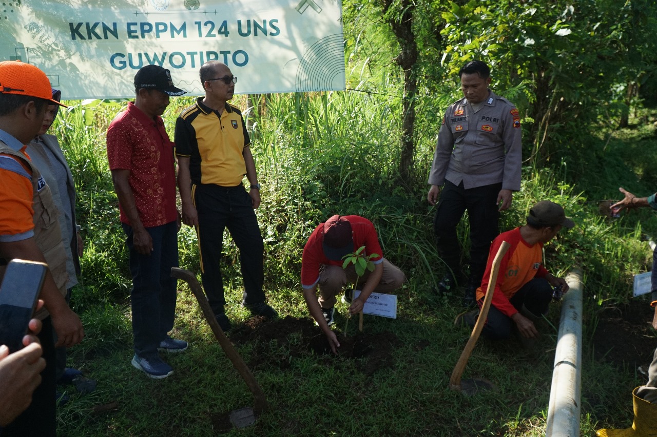 Dokumentasi Pelaksanaan Program Kerja Optimalisasi Konservasi Sumber Mata Air di Guwotirto melalui Penanaman Alpukat Berbasis Pemberdayaan Masyarakat oleh Tim KKN EPPM UNS 124 Desa Guwotirto. (doc. KKN EPPM UNS 124 Desa Guwotirto)