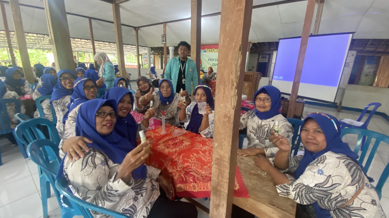 Dokumentasi Workshop Pembuatan Minyak Angin Aromatherapy di Desa Guwotirto oleh Tim KKN EPPM UNS 124 Desa Guwotirto. (doc. KKN EPPM UNS 124 Desa Guwotirto)