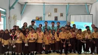 Mahasiswa Kuliah Kerja Nyata (KKN) Universitas Sebelas Maret (UNS)  Kelompok 50 berhasil menggelar program kerja “Sosialisasi dan Praktik Pembuatan Ecobrick dari Sampah Botol Plastik” di SD Negeri 2 Pandansimping pada Jumat (17/1/2025). (doc. KKN UNS 50) Mahasiswa Kuliah Kerja Nyata (KKN) Universitas Sebelas Maret (UNS) Kelompok 50 berhasil menggelar program kerja “Sosialisasi dan Praktik Pembuatan Ecobrick dari Sampah Botol Plastik” di SD Negeri 2 Pandansimping pada Jumat (17/1/2025). (doc. KKN UNS 50)