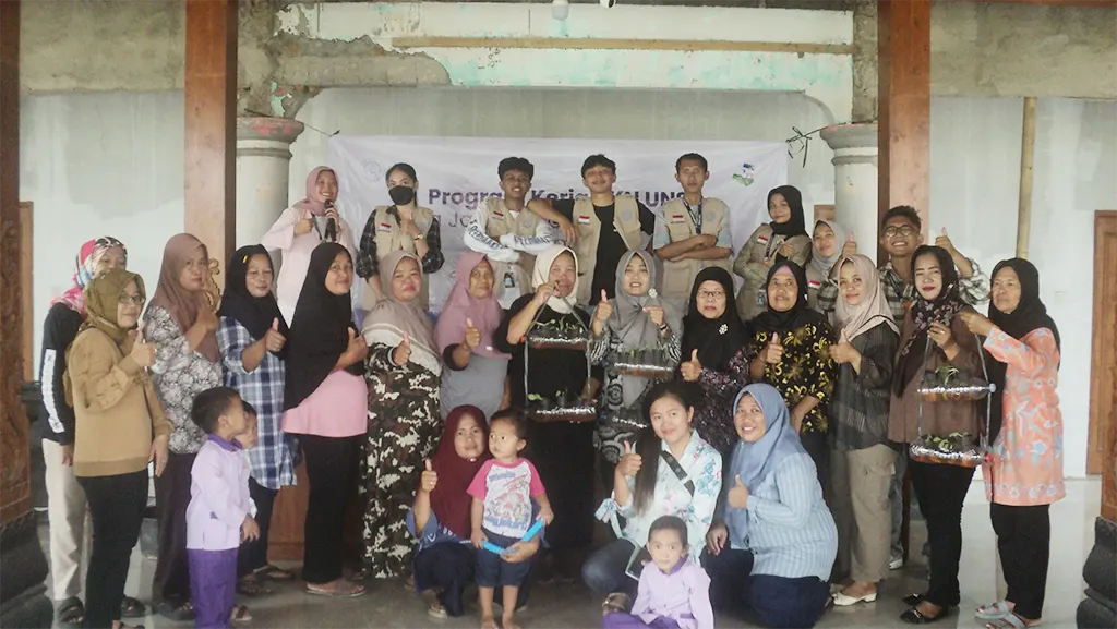 Foto bersama kelompok KKN 100 bersama dengan peserta pelatihan pembuatan Hidroponik. (doc. KKN 100 UNS)