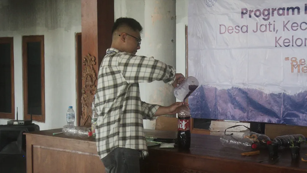 Pembuatan Hidroponik yang dipraktikkan langsung oleh mahasiswa UNS. (doc. KKN 100 UNS)