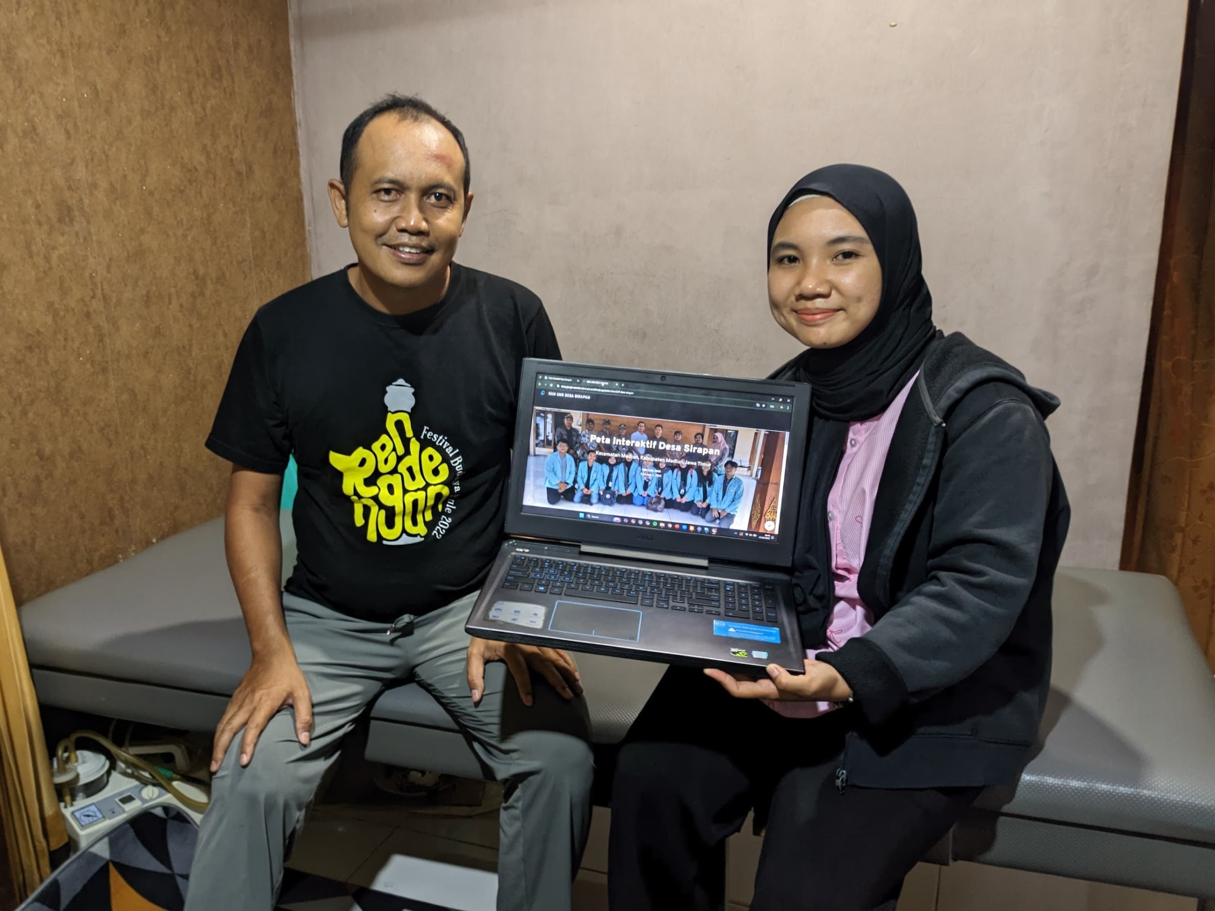 Penyerahan Akses Peta Interaktif kepada Ketua Pokdarwis Desa Sirapan, Sabtu (15/2/25). (doc. KKN UNS 70)