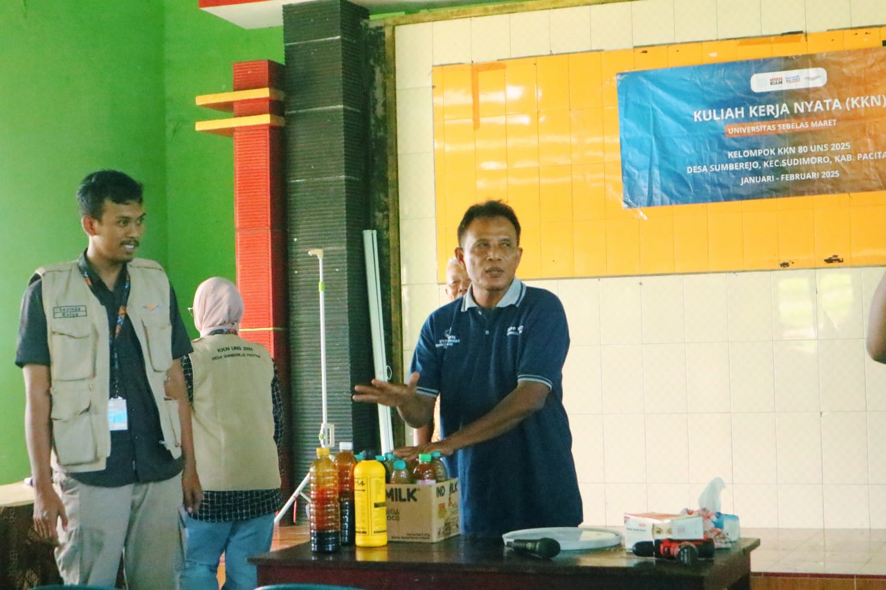 UPT DKPP Kabupaten Pacitan Wilayan VIII Kecataman Sudimoro, Purwanto, saat mengedukasi warga mengenai cara pembuatan POC. (doc. Tim KKN 80 UNS)