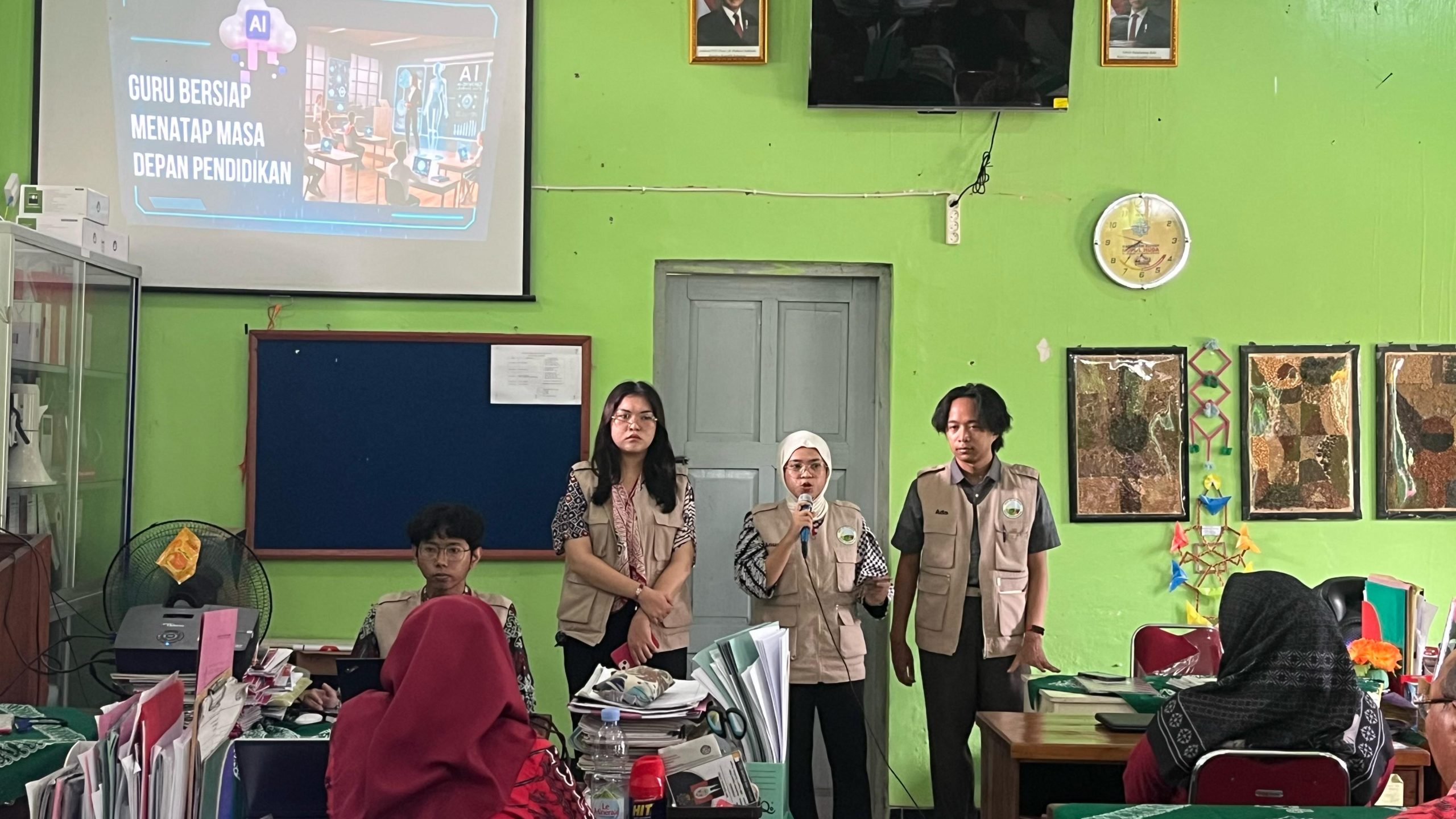 Mahasiswa KKN UNS saat mengadakan pelatihan pemanfaatan teknologi kecerdasan buatan (Artificial Intelligence/AI) bagi guru-guru di SMPN 1 Gondang, (7/2/2025). (doc. KKN UNS 31) Mahasiswa KKN UNS saat mengadakan pelatihan pemanfaatan teknologi kecerdasan buatan (Artificial Intelligence/AI) bagi guru-guru di SMPN 1 Gondang, (7/2/2025). (doc. KKN UNS 31)