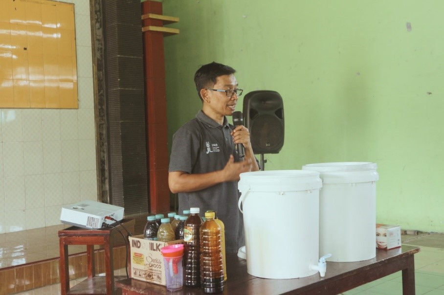 Pelatihan pembuatan POC dari ember tumpuk, yang dihasilkan dari air lindi oleh Riasmoko Sufran dari DKPP Kabupaten Pacitan. (doc. Tim KKN 80 UNS)