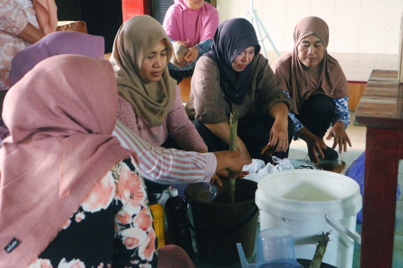 Sesi praktik pelatihan pembuatan POC tersebut. (doc. Tim KKN 80 UNS)