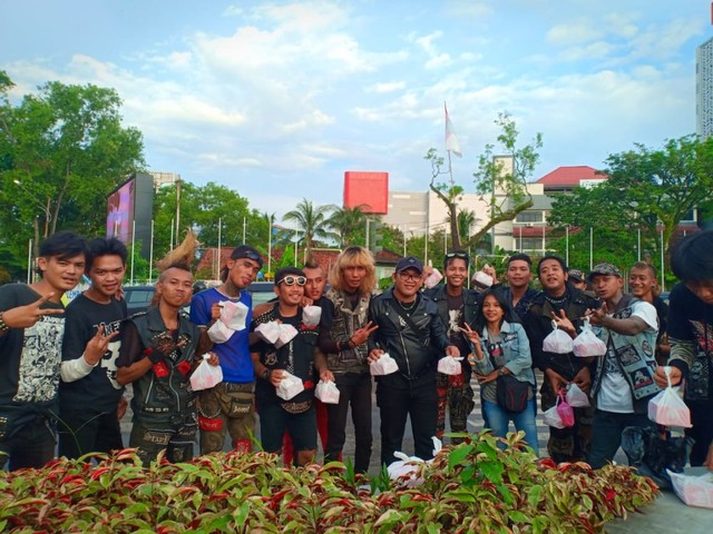 Ilustrasi foto Komunitas KernoKitoPunk saat bersiap membagikan takjil di kawasan Simpang Lima Palembang, Minggu (26/5). (abp/Urban Id)