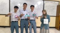 Ilustrasi foto momen pemberian reward kepada siswa dalam kegiatan evaluasi di sekolah yang bertujuan membangun motivasi belajar/Penulis