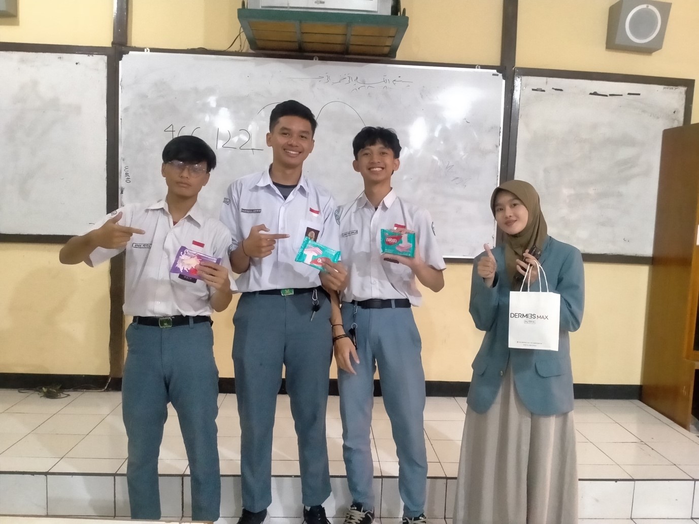 Ilustrasi foto momen pemberian reward kepada siswa dalam kegiatan evaluasi di sekolah yang bertujuan membangun motivasi belajar/Penulis