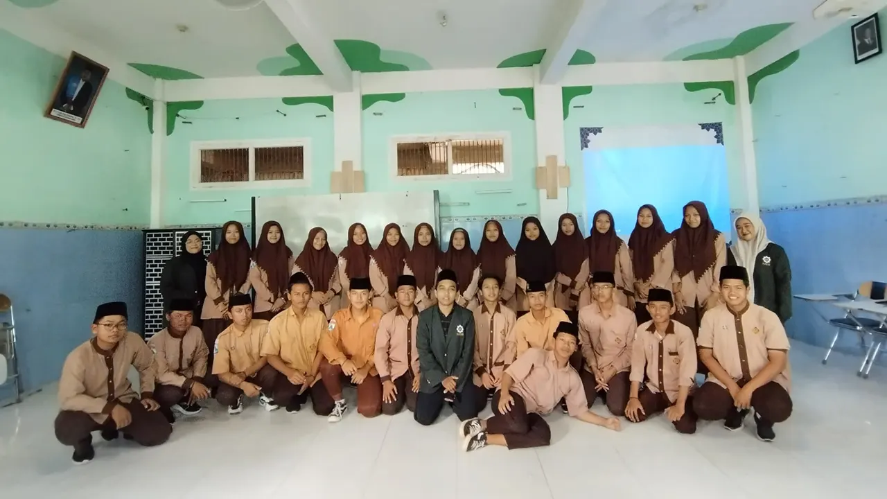Siswa MA Unggulan Bustanul Hikmah dan tim mahasiswa UINSA berfoto bersama usai kegiatan. Momen ini menandai selesainya sesi diskusi yang berlangsung antusias dan terbuka.  (doc. Shofi Amirah Masrufah dan Refa Jihan/UINSA)