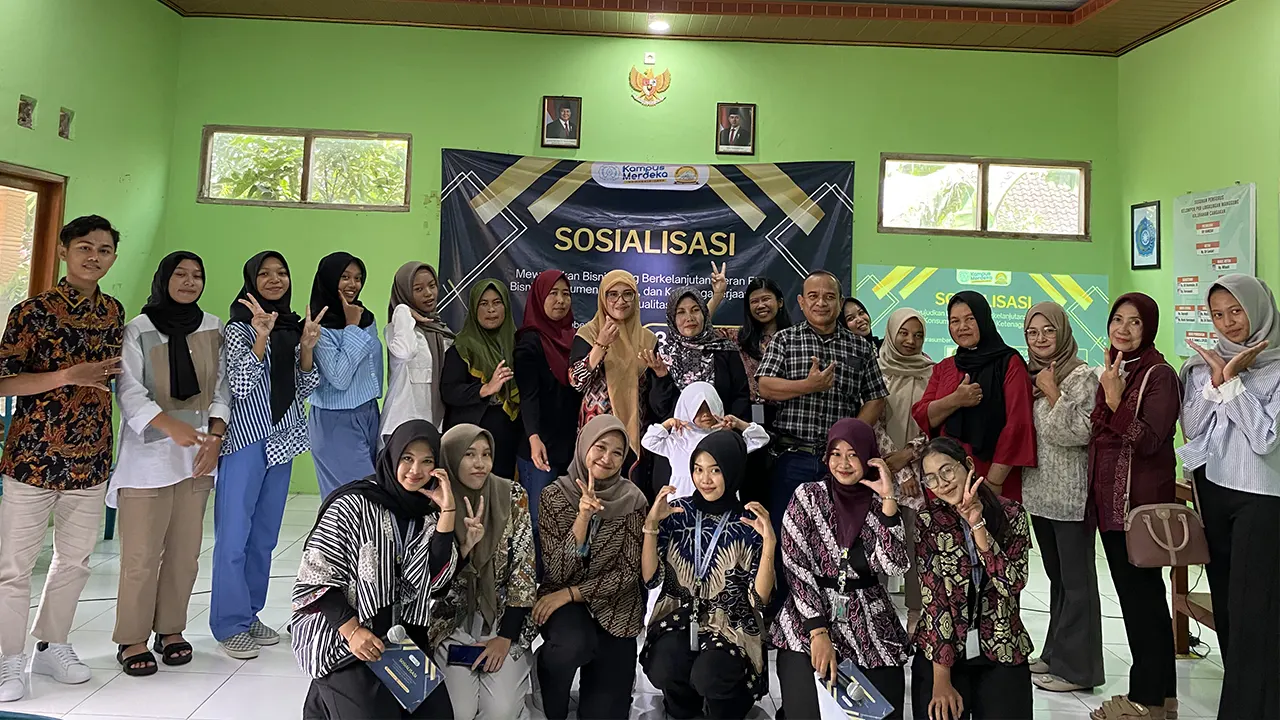 Foto Bersama: Tim Hibah MBKM UNS 2025 berfoto bersama dengan narasumber dan masyarakat Kelurahan Cangakan saat mengadakan Sosialisasi “Mewujudkan Bisnis Berkelanjutan: Peran Etika Bisnis, Konsumen Cerdas, dan Ketenagakerjaan yang Berkualitas di Kelurahan Cangakan,” (13/04/2025). (doc. Tim Hibah MBKM UNS 2025 Id: 1218)