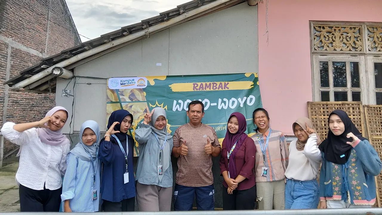 Foto Bersama: Tim Hibah MBKM UNS 2025 berfoto bersama dengan pemilik UMKM Rambak Woyo-Woyo saat pemasangan spanduk produk (27/02/2025). (doc. Tim Hibah MBKM UNS 2025 Id: 1218)