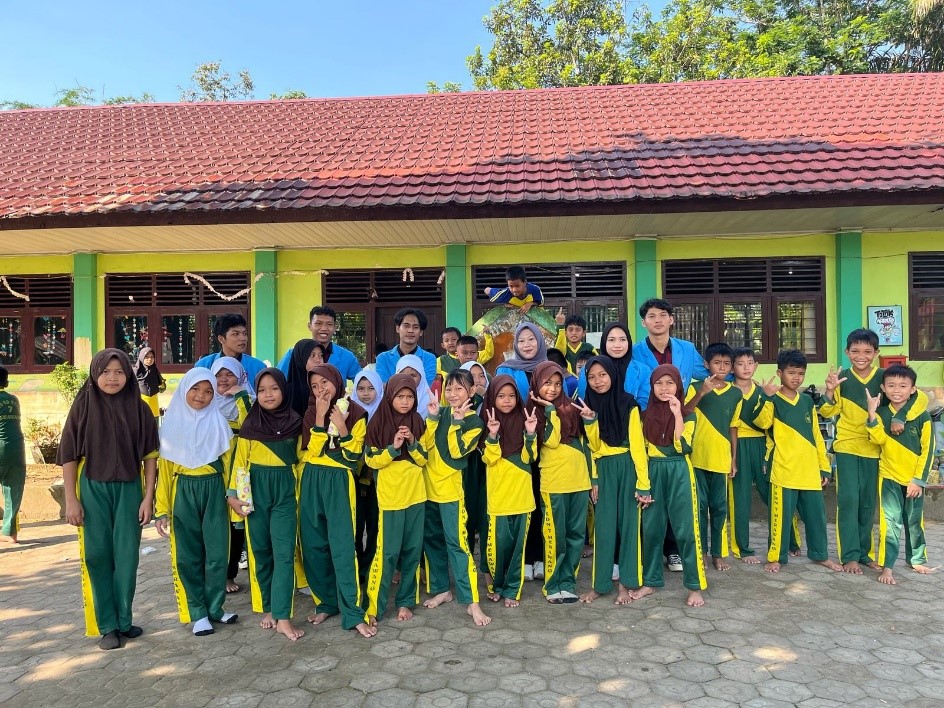 Mahasiswa Fakultas Hukum UBB bersama siswa-siswi SDN 7 Pagarawan dalam kegiatan sosialisasi “Satu Langkah untuk Lingkungan, Seribu Langkah untuk Kesehatan” (2/5/2025). (doc. pribadi)