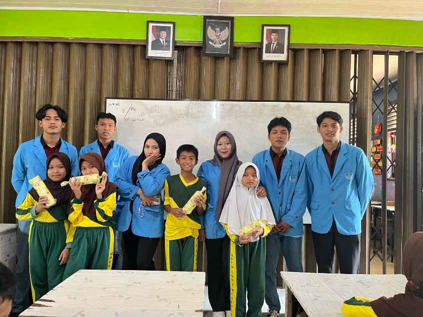Mahasiswa Fakultas Hukum UBB memberikan hadiah kepada siswa SDN 7 Pagarawan sebagai bentuk apresiasi atas partisipasi aktif mereka selama kegiatan sosialisasi. (doc. pribadi)