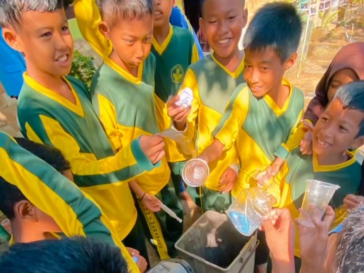 Mahasiswa Fakultas Hukum UBB memperkenalkan dua jenis pemilahan sampah, namun siswa SDN 7 Pagarawan justru sudah mengenal empat kategori: organik, anorganik, B3 (Bahan Berbahaya dan Beracun), dan medis. Hal ini menunjukkan tingginya kesadaran mereka terhadap kebersihan dan lingkungan. (doc. pribadi)