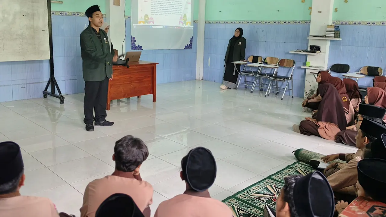 Salah satu mahasiswa dari tim UINSA menyampaikan materi tentang pentingnya sikap moderat dalam beragama kepada para siswa MA Unggulan Bustanul Hikmah. (doc. Shofi Amirah Masrufah dan Refa Jihan/UINSA)