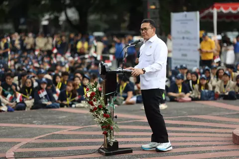 Menteri Perdagangan Budi Santoso saat memberikan sambutan pada acara penerjunan mahasiswa KKN-PPM UGM di Lapangan Pancasila, Jumat (20/6/2025). (doc. UGM)